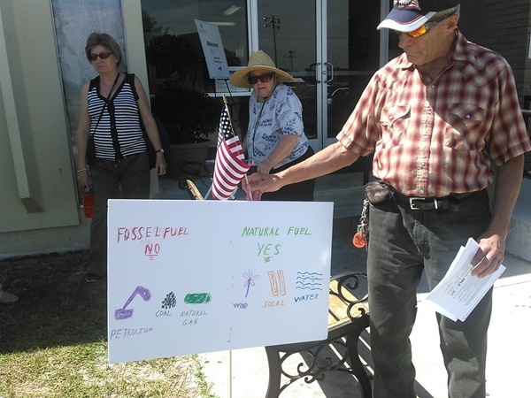 600x450 Its patriotic to get off fossil fuels and onto wind, sun, and water power, in SpectraBusters leaflets Sabal Trail in Live Oak, by John S. Quarterman, for SpectraBusters.org, 21 April 2016
